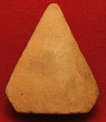 พระโพธิจักร พิมพ์ห้าเหลี่ยม หลวงพ่อลี วัดอโศการาม เนื้อดิน ปี 2500 มีหน้ามีตา
