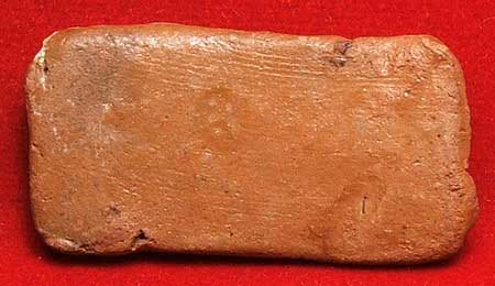 พระเนื้อดิน หลวงพ่ออนันต์ วัดดอนมะเกลือ จ.สุพรรณบุรี ปี 2475 พิมพ์ปางไสยาธน์ (ประจำวันอังคาร) เคลือบชแล็ค