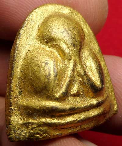 พระปิดตา วัดใหม่พระยาทำ จ.ชลบุรี รุ่นแรก ปี2509 หลังเจดีย์ เนื้อผงชุบรักปิดทอง
