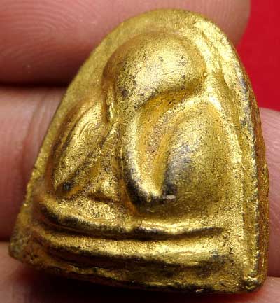 พระปิดตา วัดใหม่พระยาทำ จ.ชลบุรี รุ่นแรก ปี2509 หลังเจดีย์ เนื้อผงชุบรักปิดทอง