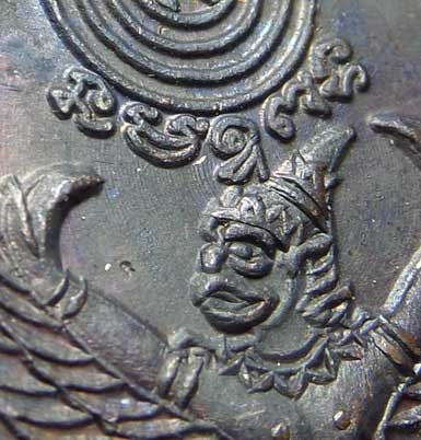 เหรียญกิ่งอำเภอ (ปืนแตก) หลวงปู่กาหลง เขี้ยวแก้ว วัดเขาแหลม จ.สระแก้ว บล็อคแรก วงเดือน พร้อมใบฝอย ปี2541 (ตัวตัด 2)