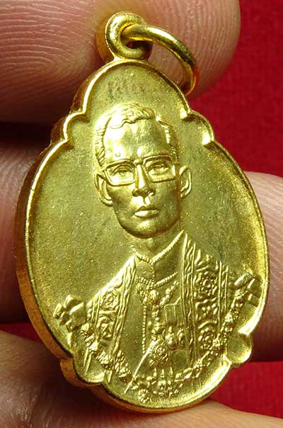เหรียญในหลวง 4 รอบ เนื้อทองแดงรมดำ ปี2518 กะหลั่ยทองเดิม
