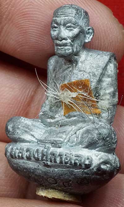 รูปหล่อโบราณ รุ่นแรก "รุ่นครอบเศียรพระลักษณ์" ปี2549 เนื้อตะกั่วขอมโบราณพันปี หลวงปู่กาหลง เขี้ยวแก้ว วัดเขาแหลม จ.สระแก้ว หมายเลข ๙๒๐๔