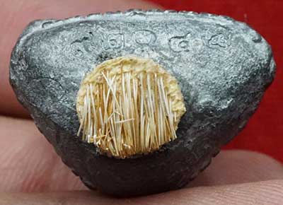 รูปหล่อโบราณ รุ่นแรก "รุ่นครอบเศียรพระลักษณ์" ปี2549 เนื้อตะกั่วขอมโบราณพันปี หลวงปู่กาหลง เขี้ยวแก้ว วัดเขาแหลม จ.สระแก้ว หมายเลข ๙๒๐๔