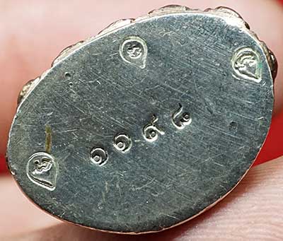 พระกริ่งทองดำ ๙๙ หลวงพ่อทองดำ วัดท่าทอง จ.อุตรดิตถ์ ปี2538 เนื้อนวโลหะ ก้นเงิน ตอกโค๊ดหมายเลข ๑๑๙๘
