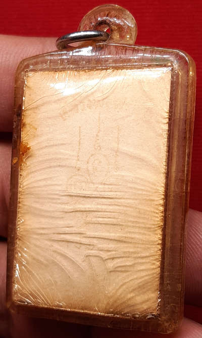 รูปถ่ายหลังมณฑป หลวงพ่อพรหม วัดช่องแค จ.นครสวรรค์ ปี2514 ขนาด 2 นิ้ว เนื้อกระดาษหนังไก่บาง พร้อมเลี่ยมเก่า