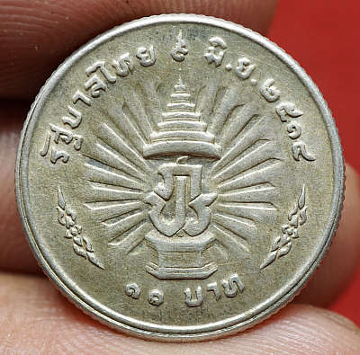 เหรียญที่ระลึกพระบาทสมเด็จพระเจ้าอยู่หัว รัชกาลที่ 9 ครองราชย์ครบ 25ปี ปี2514 เนื้อเงิน พร้อมกล่องผ้าไหมกองกษาปณ์เดิม