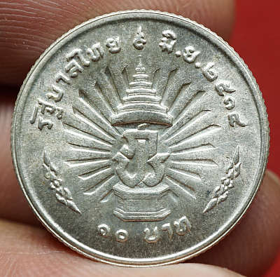 เหรียญที่ระลึกพระบาทสมเด็จพระเจ้าอยู่หัว รัชกาลที่ 9 ครองราชย์ครบ 25ปี ปี2514 เนื้อเงิน พร้อมกล่องผ้าไหมกองกษาปณ์เดิม