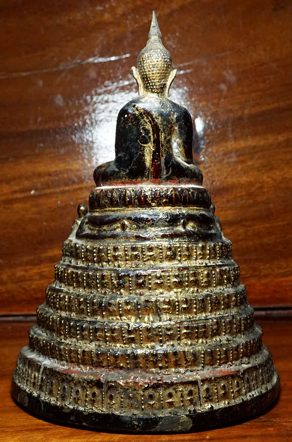 พระบูชารัตนะ ปางแสดงเทศนา (ปางพระล้อม) ยุคเสาชิงช้า ลงรักปิดทองเดิมฐานดินไทย หน้าตัก 2 นิ้ว ฐาน 5.5 นิ้ว สูง 7.5 นิ้ว