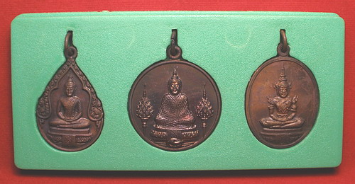 เหรียญพระแก้วมรกต ทรงเครื่อง 3 ฤดู วัดพระเชตุพน ปี 2525 พร้อมกล่อง เหรียญพระแก้วมรกต ทรงเครื่อง 3 ฤดู วัดพระเชตุพน ปี 2525 พร้อมกล่อง