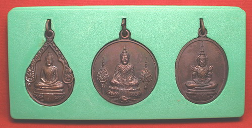 เหรียญพระแก้วมรกต ทรงเครื่อง 3 ฤดู วัดพระเชตุพน ปี 2525 พร้อมกล่อง เหรียญพระแก้วมรกต ทรงเครื่อง 3 ฤดู วัดพระเชตุพน ปี 2525 พร้อมกล่อง
