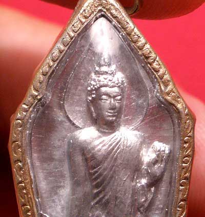 พระลีลา 25ศตวรรษ ปี2500 เนื้อตะกั่ว บล็อคนิยม มีเข็ม พร้อมเลี่ยมเดิม พระลีลา 25ศตวรรษ ปี2500 เนื้อตะกั่ว บล็อคนิยม มีเข็ม พร้อมเลี่ยมเดิม