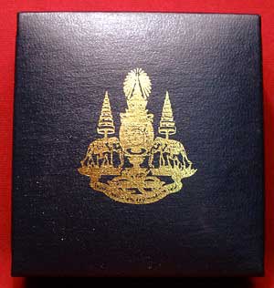 เหรียญในหลวง นั่งบัลลังก์ ปี2539 เนื้ออัลปาก้า บล็อคนิยม เส้นพระเกศา กระบี่ยาว พร้อมกล่อง เหรียญในหลวง นั่งบัลลังก์ ปี2539 เนื้ออัลปาก้า บล็อคนิยม เส้นพระเกศา กระบี่ยาว พร้อมกล่อง