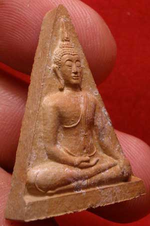 พระนางพญาสะดุ้งกลับ หลวงปู่เจือ วัดกลางบางแก้ว จ.นครปฐม ปี2548 เนื้อดินเผา พระนางพญาสะดุ้งกลับ หลวงปู่เจือ วัดกลางบางแก้ว จ.นครปฐม ปี2548 เนื้อดินเผา