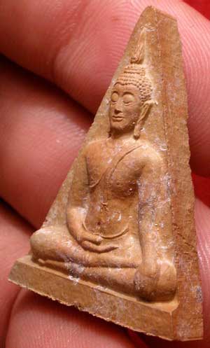 พระนางพญาสะดุ้งกลับ หลวงปู่เจือ วัดกลางบางแก้ว จ.นครปฐม ปี2548 เนื้อดินเผา พระนางพญาสะดุ้งกลับ หลวงปู่เจือ วัดกลางบางแก้ว จ.นครปฐม ปี2548 เนื้อดินเผา