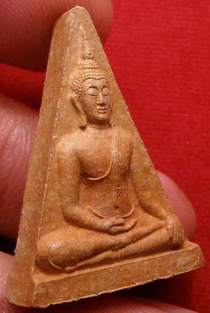 พระนางพญาสะดุ้งกลับ หลวงปู่เจือ วัดกลางบางแก้ว จ.นครปฐม ปี2548 เนื้อดินเผา พระนางพญาสะดุ้งกลับ หลวงปู่เจือ วัดกลางบางแก้ว จ.นครปฐม ปี2548 เนื้อดินเผา
