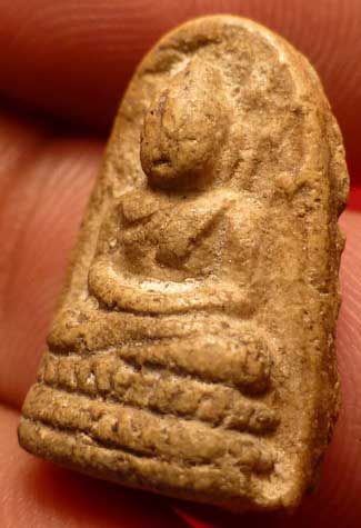 พระรอดละโว้ วัดกำแพง จ.ลพบุรี เนื้อผง (เนื้อเหลือง) ปี2482 พระรอดละโว้ วัดกำแพง จ.ลพบุรี เนื้อผง (เนื้อเหลือง) ปี2482