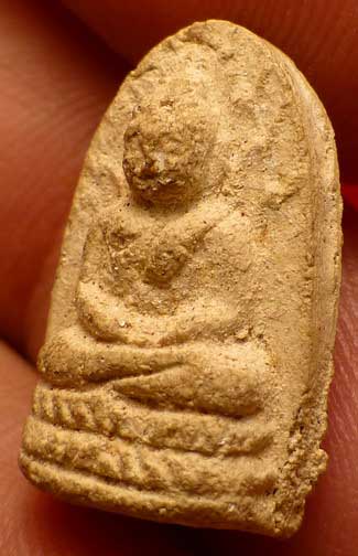 พระรอดละโว้ วัดกำแพง จ.ลพบุรี เนื้อผง (เนื้อเหลือง) ปี2482 พระรอดละโว้ วัดกำแพง จ.ลพบุรี เนื้อผง (เนื้อเหลือง) ปี2482