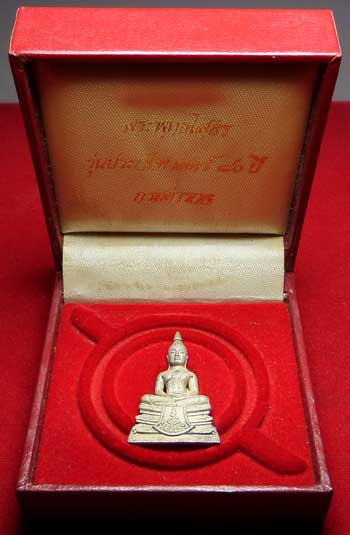 พระพุทธโสธร (หลวงพ่อโสธร) รุ่นประวัติศาสตร์ 80ปี กรมตำรวจ ปี2538 เนื้อเงินทรายประกาย หมายเลข 344851 พระพุทธโสธร (หลวงพ่อโสธร) รุ่นประวัติศาสตร์ 80ปี กรมตำรวจ ปี2538 เนื้อเงินทรายประกาย หมายเลข 344851