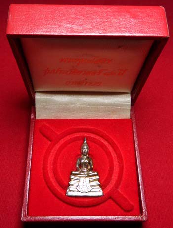 พระพุทธโสธร (หลวงพ่อโสธร) รุ่นประวัติศาสตร์ 80ปี กรมตำรวจ ปี2538 เนื้อเงินผิวสามกษัตริย์ หมายเลข 40871 พระพุทธโสธร (หลวงพ่อโสธร) รุ่นประวัติศาสตร์ 80ปี กรมตำรวจ ปี2538 เนื้อเงินผิวสามกษัตริย์ หมายเลข 40871