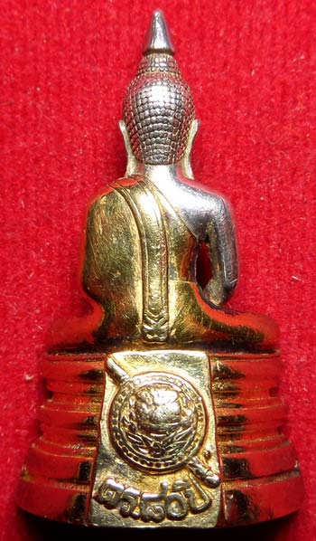 พระพุทธโสธร (หลวงพ่อโสธร) รุ่นประวัติศาสตร์ 80ปี กรมตำรวจ ปี2538 เนื้อเงินผิวสามกษัตริย์ หมายเลข 40871 พระพุทธโสธร (หลวงพ่อโสธร) รุ่นประวัติศาสตร์ 80ปี กรมตำรวจ ปี2538 เนื้อเงินผิวสามกษัตริย์ หมายเลข 40871