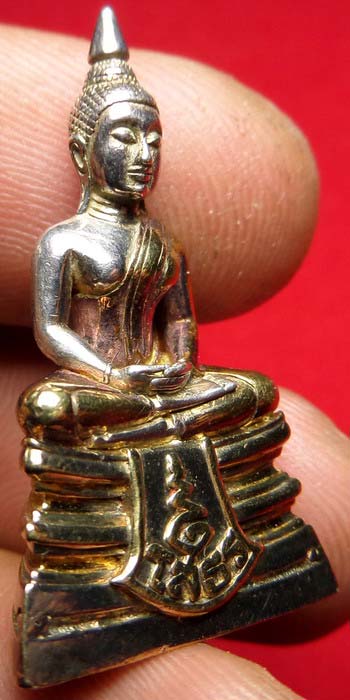 พระพุทธโสธร (หลวงพ่อโสธร) รุ่นประวัติศาสตร์ 80ปี กรมตำรวจ ปี2538 เนื้อเงินผิวสามกษัตริย์ หมายเลข 40871 พระพุทธโสธร (หลวงพ่อโสธร) รุ่นประวัติศาสตร์ 80ปี กรมตำรวจ ปี2538 เนื้อเงินผิวสามกษัตริย์ หมายเลข 40871