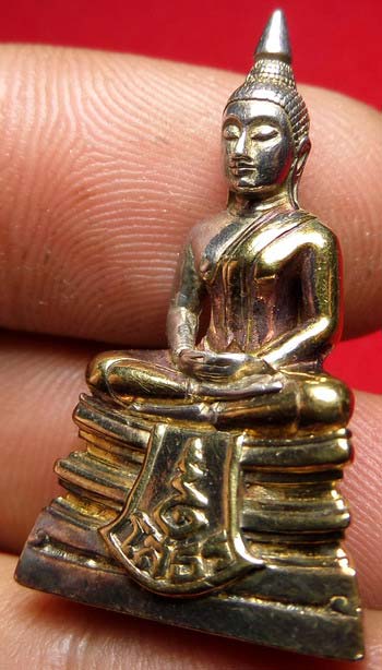 พระพุทธโสธร (หลวงพ่อโสธร) รุ่นประวัติศาสตร์ 80ปี กรมตำรวจ ปี2538 เนื้อเงินผิวสามกษัตริย์ หมายเลข 40871 พระพุทธโสธร (หลวงพ่อโสธร) รุ่นประวัติศาสตร์ 80ปี กรมตำรวจ ปี2538 เนื้อเงินผิวสามกษัตริย์ หมายเลข 40871