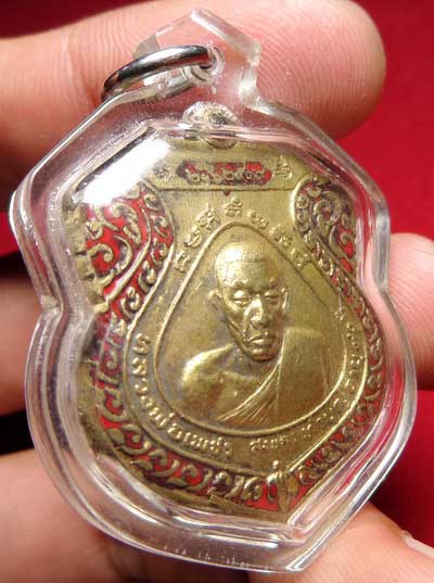เหรียญรุ่นแรก หลวงพ่อเพชร วัดดอนแย้ จ.สงขลา ปี2519 เนื้อทองแดงกะหลั่ยทองลงยาสีแดง