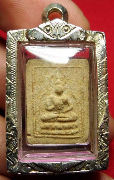 พระผงของขวัญ วัดเกาะจันทร์ จ.ฉะเชิงเทรา ปี2497 พิมพ์ใหญ่ พร้อมตลับเงิน พระผงของขวัญ วัดเกาะจันทร์ จ.ฉะเชิงเทรา ปี2497 พิมพ์ใหญ่ พร้อมตลับเงิน