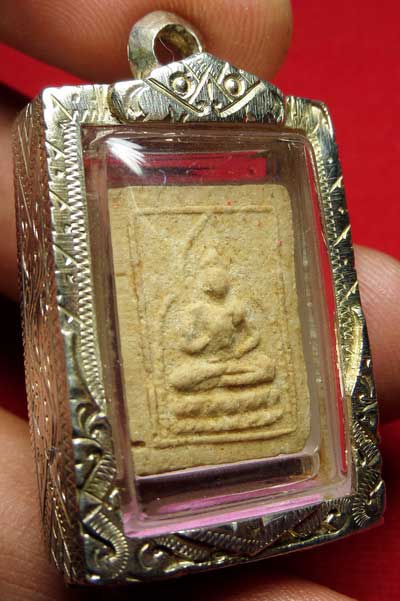 พระผงของขวัญ วัดเกาะจันทร์ จ.ฉะเชิงเทรา ปี2497 พิมพ์ใหญ่ พร้อมตลับเงิน พระผงของขวัญ วัดเกาะจันทร์ จ.ฉะเชิงเทรา ปี2497 พิมพ์ใหญ่ พร้อมตลับเงิน