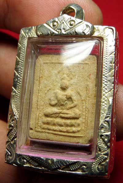 พระผงของขวัญ วัดเกาะจันทร์ จ.ฉะเชิงเทรา ปี2497 พิมพ์ใหญ่ พร้อมตลับเงิน พระผงของขวัญ วัดเกาะจันทร์ จ.ฉะเชิงเทรา ปี2497 พิมพ์ใหญ่ พร้อมตลับเงิน
