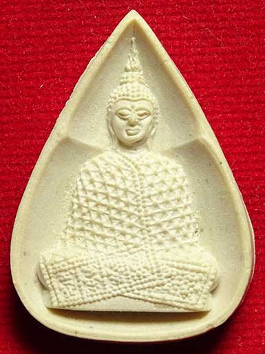 พระแก้วมรกต (ทรงเครื่องฤดูหนาว) หลัง ภปร วัดบวรนิเวศวิหาร ปี2530 พระแก้วมรกต (ทรงเครื่องฤดูหนาว) หลัง ภปร วัดบวรนิเวศวิหาร ปี2530