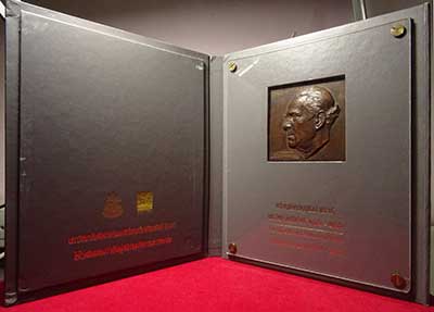 ประติมากรรมนูนต่ำ "เหรียญเกียรติคุณศิลป์ พีระศรี" มหาวิทยาลัยศิลปากร ปี2546 หมายเลข 143/200 ผลงานอาจารย์วัชระ ประยูรคำ ประติมากรรมนูนต่ำ "เหรียญเกียรติคุณศิลป์ พีระศรี" มหาวิทยาลัยศิลปากร ปี2546 หมายเลข 143/200 ผลงานอาจารย์วัชระ ประยูรคำ