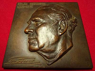 ประติมากรรมนูนต่ำ "เหรียญเกียรติคุณศิลป์ พีระศรี" มหาวิทยาลัยศิลปากร ปี2546 หมายเลข 143/200 ผลงานอาจารย์วัชระ ประยูรคำ ประติมากรรมนูนต่ำ "เหรียญเกียรติคุณศิลป์ พีระศรี" มหาวิทยาลัยศิลปากร ปี2546 หมายเลข 143/200 ผลงานอาจารย์วัชระ ประยูรคำ