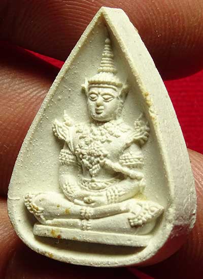พระแก้วมรกต (ทรงเครื่องฤดูร้อน) หลัง ภปร วัดบวรนิเวศวิหาร พิธีกริ่งปวเรศ ปี2530 พร้อมซองเดิม พระแก้วมรกต (ทรงเครื่องฤดูร้อน) หลัง ภปร วัดบวรนิเวศวิหาร พิธีกริ่งปวเรศ ปี2530 พร้อมซองเดิม