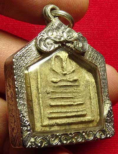 ชิ้นส่วนพระสมเด็จ เจ้าคุณสุนทร วัดกัลยาณมิตร (วัดซำปอกง) กรุงเทพ ปี2465 เลี่ยมเงินจับขอบ ชิ้นส่วนพระสมเด็จ เจ้าคุณสุนทร วัดกัลยาณมิตร (วัดซำปอกง) กรุงเทพ ปี2465 เลี่ยมเงินจับขอบ