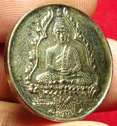 เหรียญพระแก้วมรกตหมดห่วง รุ่นแรก ปี2523 เนื้อทองแดงชุบนิเกิล คุณสุธันย์ สุนทรเสวี จัดสร้าง พร้อมกล่อง เหรียญพระแก้วมรกตหมดห่วง รุ่นแรก ปี2523 เนื้อทองแดงชุบนิเกิล คุณสุธันย์ สุนทรเสวี จัดสร้าง พร้อมกล่อง