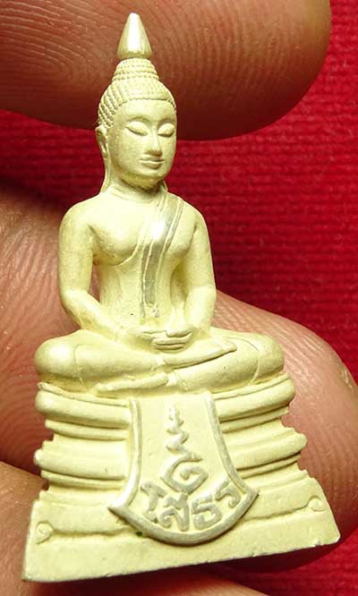 พระพุทธโสธร (หลวงพ่อโสธร) รุ่นประวัติศาสตร์ 80ปี กรมตำรวจ ปี2538 เนื้อเงินทรายนวลขัดเงาบางส่วน หมายเลข ๔๔๗๙๘๒ เส้นคอ 3 เส้น พระพุทธโสธร (หลวงพ่อโสธร) รุ่นประวัติศาสตร์ 80ปี กรมตำรวจ ปี2538 เนื้อเงินทรายนวลขัดเงาบางส่วน หมายเลข ๔๔๗๙๘๒ เส้นคอ 3 เส้น