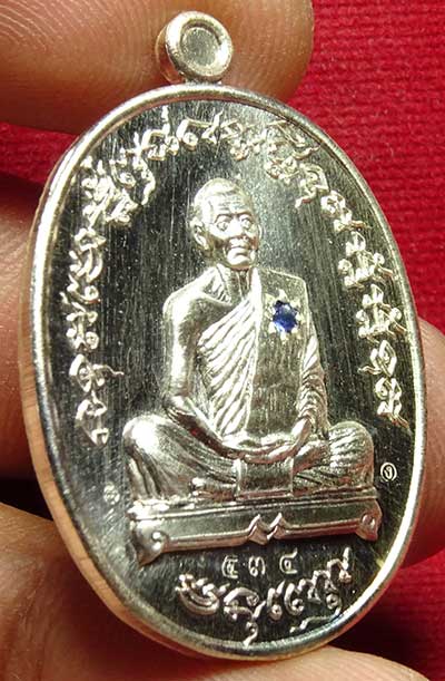 เหรียญเจริญพรไตรมาส ๕๕ (เหรียญเจริญพรฟ้าผ่า) หลวงพ่อสาคร วัดหนองกรับ จ.ระยอง ปี2555 เนื้อเงิน ฝังไพลิน ตอกหมายเลข ๔๓๔ เหรียญเจริญพรไตรมาส ๕๕ (เหรียญเจริญพรฟ้าผ่า) หลวงพ่อสาคร วัดหนองกรับ จ.ระยอง ปี2555 เนื้อเงิน ฝังไพลิน ตอกหมายเลข ๔๓๔