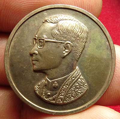เหรียญคุ้มเกล้า โรงพยาบาลภูมิพลอดุลยเดช ครบ 30ปี ปี2522 พิมพ์ใหญ่ เนื้อนวโลหะ เหรียญคุ้มเกล้า โรงพยาบาลภูมิพลอดุลยเดช ครบ 30ปี ปี2522 พิมพ์ใหญ่ เนื้อนวโลหะ