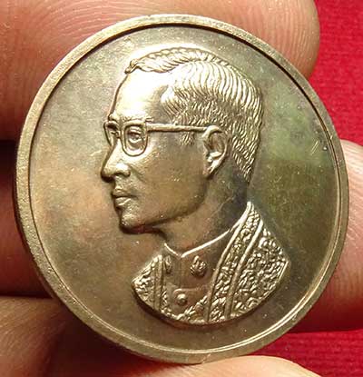 เหรียญคุ้มเกล้า โรงพยาบาลภูมิพลอดุลยเดช ครบ 30ปี ปี2522 พิมพ์ใหญ่ เนื้อนวโลหะ เหรียญคุ้มเกล้า โรงพยาบาลภูมิพลอดุลยเดช ครบ 30ปี ปี2522 พิมพ์ใหญ่ เนื้อนวโลหะ