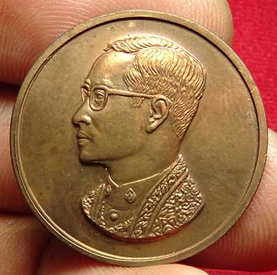 เหรียญคุ้มเกล้า โรงพยาบาลภูมิพลอดุลยเดช ครบ 30ปี ปี2522 พิมพ์ใหญ่ เนื้อนวโลหะ เหรียญคุ้มเกล้า โรงพยาบาลภูมิพลอดุลยเดช ครบ 30ปี ปี2522 พิมพ์ใหญ่ เนื้อนวโลหะ
