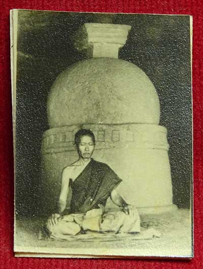 รูปถ่ายนิโรธสมาบัติ หลังยันต์พุทธเกษตร หลวงพ่อกัสสปะมุนี วัดปิปผลิวนาราม จ.ระยอง รูปถ่ายนิโรธสมาบัติ หลังยันต์พุทธเกษตร หลวงพ่อกัสสปะมุนี วัดปิปผลิวนาราม จ.ระยอง