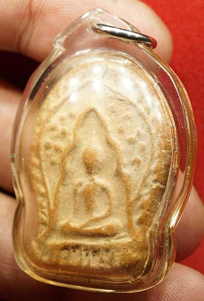 พระพิมพ์เสมาชัย เนื้อดิน หลวงพ่อจรัญ วัดอัมพวัน จ.สิงห์บุรี ปี2500 พร้อมเลี่ยมกันน้ำ พระพิมพ์เสมาชัย เนื้อดิน หลวงพ่อจรัญ วัดอัมพวัน จ.สิงห์บุรี ปี2500 พร้อมเลี่ยมกันน้ำ