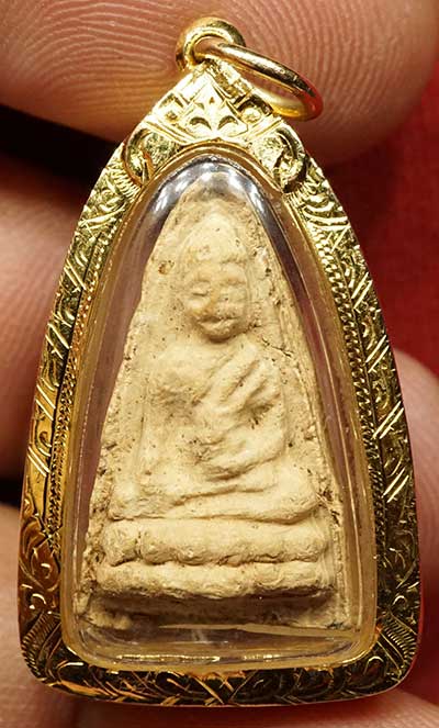 พระพิมพ์พุทโธน้อย เนื้อดิน แม่ชีบุญเรือน วัดอาวุธวิกสิตาราม กรุงเทพ ปี2494 พิมพ์กลางไหล่ลู่ พร้อมเลี่ยมทอง พระพิมพ์พุทโธน้อย เนื้อดิน แม่ชีบุญเรือน วัดอาวุธวิกสิตาราม กรุงเทพ ปี2494 พิมพ์กลางไหล่ลู่ พร้อมเลี่ยมทอง