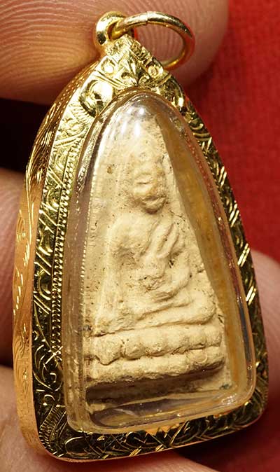 พระพิมพ์พุทโธน้อย เนื้อดิน แม่ชีบุญเรือน วัดอาวุธวิกสิตาราม กรุงเทพ ปี2494 พิมพ์กลางไหล่ลู่ พร้อมเลี่ยมทอง พระพิมพ์พุทโธน้อย เนื้อดิน แม่ชีบุญเรือน วัดอาวุธวิกสิตาราม กรุงเทพ ปี2494 พิมพ์กลางไหล่ลู่ พร้อมเลี่ยมทอง