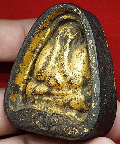 พระปิดตาจัมโบ้ 2 ฐาน ป. หลวงปู่เฮี้ยง วัดป่า (วัดอรัญญิกาวาส) จ.ชลบุรี ปี2508 เนื้อผงคลุกรัก ปิดทองเดิมในพิมพ์