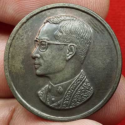 เหรียญคุ้มเกล้า โรงพยาบาลภูมิพลอดุลยเดช ครบ 30ปี ปี2522 พิมพ์ใหญ่ เนื้อนวโลหะ พร้อมซองเดิม เหรียญคุ้มเกล้า โรงพยาบาลภูมิพลอดุลยเดช ครบ 30ปี ปี2522 พิมพ์ใหญ่ เนื้อนวโลหะ พร้อมซองเดิม