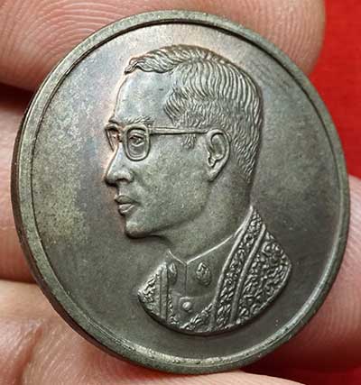 เหรียญคุ้มเกล้า โรงพยาบาลภูมิพลอดุลยเดช ครบ 30ปี ปี2522 พิมพ์ใหญ่ เนื้อนวโลหะ พร้อมซองเดิม เหรียญคุ้มเกล้า โรงพยาบาลภูมิพลอดุลยเดช ครบ 30ปี ปี2522 พิมพ์ใหญ่ เนื้อนวโลหะ พร้อมซองเดิม