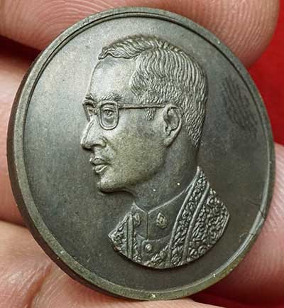 เหรียญคุ้มเกล้า โรงพยาบาลภูมิพลอดุลยเดช ครบ 30ปี ปี2522 พิมพ์ใหญ่ เนื้อนวโลหะ พร้อมซองเดิม (มีรอยแตกขอบเหรียญ) เหรียญคุ้มเกล้า โรงพยาบาลภูมิพลอดุลยเดช ครบ 30ปี ปี2522 พิมพ์ใหญ่ เนื้อนวโลหะ พร้อมซองเดิม (มีรอยแตกขอบเหรียญ)